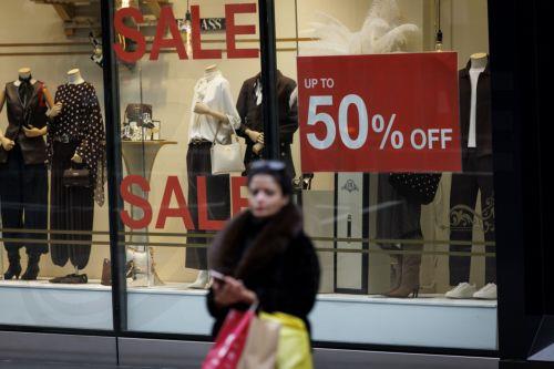 epa12616816 People walk along Oxford Street with carrier bags as they do their winter sale shopping after Boxing Day sales in London, Britain, 29 December 2025. Early data on the morning of Boxing Day 2025 suggested a decline; however, a later evening surge pushed overall footfall across UK retail destinations, including high streets and retail parks, to...