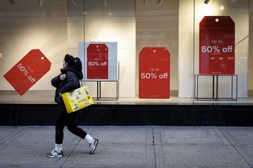 epa12616817 People walk along Oxford Street with carrier bags as they do their winter sale shopping after Boxing Day sales in London, Britain, 29 December 2025. Early data on the morning of Boxing Day 2025 suggested a decline; however, a later evening surge pushed overall footfall across UK retail destinations, including high streets and retail parks, to...