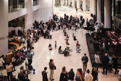 Παραδοσιακά κάλαντα και τραγούδια από τη Χορωδία Νεανικής Εστίας Αγίας Παρασκευής, στο Φουαγιέ Μουσών του Μεγάρου Μουσικής Αθηνών, το Σάββατο 27 Δεκεμβρίου 2025. Δευτέρα 29 Δεκεμβρίου 2025. ΑΠΕ-ΜΠΕ/ΜΕΓΑΡΟ ΜΟΥΣΙΚΗΣ ΑΘΗΝΩΝ/ΧΑΡΗΣ ΑΚΡΙΒΙΑΔΗΣ