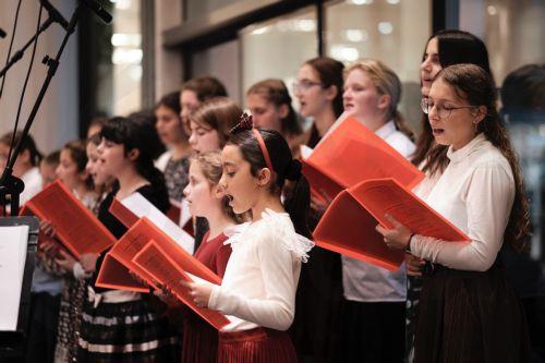 Παραδοσιακά κάλαντα και τραγούδια από τη Χορωδία Νεανικής Εστίας Αγίας Παρασκευής, στο Φουαγιέ Μουσών του Μεγάρου Μουσικής Αθηνών, το Σάββατο 27 Δεκεμβρίου 2025. Δευτέρα 29 Δεκεμβρίου 2025. ΑΠΕ-ΜΠΕ/ΜΕΓΑΡΟ ΜΟΥΣΙΚΗΣ ΑΘΗΝΩΝ/ΧΑΡΗΣ ΑΚΡΙΒΙΑΔΗΣ