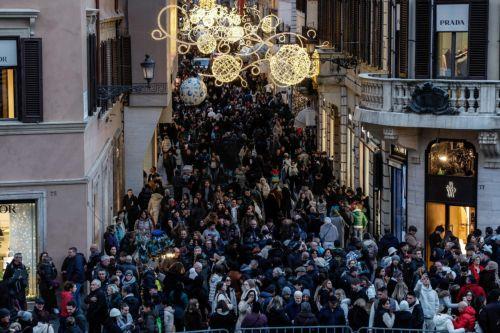 epa12618080 People walk in the city center ahead of New Year's Eve celebrations in Rome, Italy, 30 December 2025. Cities across the country are preparing for the festivities with various security measures and restrictions, which include the use of metal detectors and restricted access to major public squares, according to officials.  EPA/GIUSEPPE LAMI
