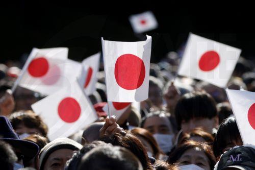 epa12621336 Well-wishers wave Japan's national flags during the New Year's public appearance of the Japanese Imperial Family at the Imperial Palace in Tokyo, Japan, 02 January 2026. People gathered at the Imperial Palace for the traditional New Year greetings by the Japanese Imperial Family.  EPA/KIYOSHI OTA