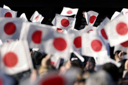 epa12621340 Well-wishers wave Japan's national flags during the New Year's public appearance of the Japanese Imperial Family at the Imperial Palace in Tokyo, Japan, 02 January 2026. People gathered at the Imperial Palace for the traditional New Year greetings by the Japanese Imperial Family.  EPA/KIYOSHI OTA