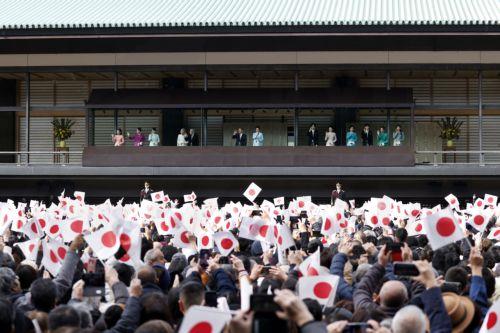 epa12621337 Japanese Emperor Naruhito (C-L) and Empress Masako (C-R) wave to well-wishers with other members of the Imperial Family from the balcony during the New Year's public appearance at the Imperial Palace in Tokyo, Japan, 02 January 2026. People gathered at the Imperial Palace for the traditional New Year greetings by the Japanese Imperial Family. ...