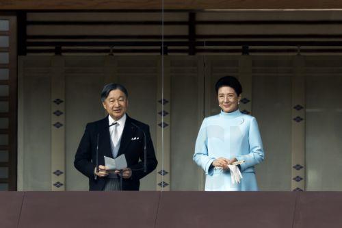 epa12621343 Japanese Emperor Naruhito (L) addresses well-wishers from the balcony during the New Year's public appearance at the Imperial Palace in Tokyo, Japan, 02 January 2026. People gathered at the Imperial Palace for the traditional New Year greetings by the Japanese Imperial Family.  EPA/KIYOSHI OTA