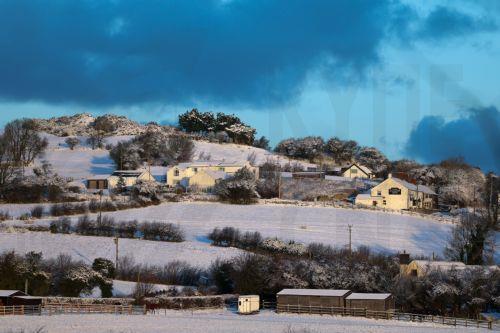 epa12621418 Snow covers the hills of North Wales in Mold, Britain, 02 January 2026. Areas of Scotland, Wales, and England are under yellow and amber Met Office weather warnings for snow and ice, as cold arctic air from Scandinavia moves across the UK.  EPA/ADAM VAUGHAN