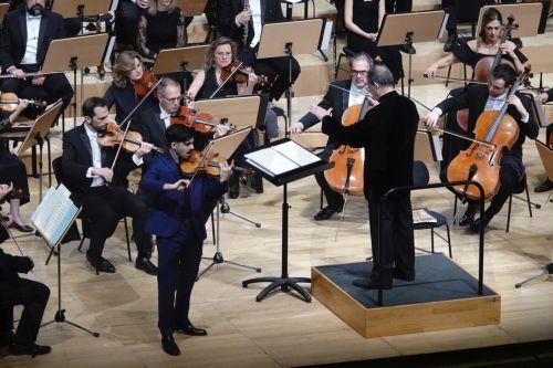 Φωτογραφία που δόθηκε σήμερα στη δημοσιότητα και εικονίζει στιγμιότυπο από το Εορταστικό Γκαλά. Ένας γύρος του κόσμου σε 80 (και κάτι) λεπτά, στο Μέγαρο Μουσικής Αθηνών, την Δευτέρα 29 Δεκεμβρίου 2025. (δημοσιεύεται Παρασκευή 2 Ιανουαρίου 2026). Ο Φιλέας Φογκ έκανε το γύρο του κόσμου σε 80 (+ 1) ημέρες για να κερδίσει ένα στοίχημα. Εναλλακτικά, θα μπορούσε...