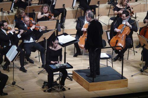 Φωτογραφία που δόθηκε σήμερα στη δημοσιότητα και εικονίζει στιγμιότυπο από το Εορταστικό Γκαλά. Ένας γύρος του κόσμου σε 80 (και κάτι) λεπτά, στο Μέγαρο Μουσικής Αθηνών, την Δευτέρα 29 Δεκεμβρίου 2025. (δημοσιεύεται Παρασκευή 2 Ιανουαρίου 2026). Ο Φιλέας Φογκ έκανε το γύρο του κόσμου σε 80 (+ 1) ημέρες για να κερδίσει ένα στοίχημα. Εναλλακτικά, θα μπορούσε...