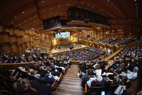 Φωτογραφία που δόθηκε σήμερα στη δημοσιότητα και εικονίζει στιγμιότυπο από το Εορταστικό Γκαλά. Ένας γύρος του κόσμου σε 80 (και κάτι) λεπτά, στο Μέγαρο Μουσικής Αθηνών, την Δευτέρα 29 Δεκεμβρίου 2025. (δημοσιεύεται Παρασκευή 2 Ιανουαρίου 2026). Ο Φιλέας Φογκ έκανε το γύρο του κόσμου σε 80 (+ 1) ημέρες για να κερδίσει ένα στοίχημα. Εναλλακτικά, θα μπορούσε...