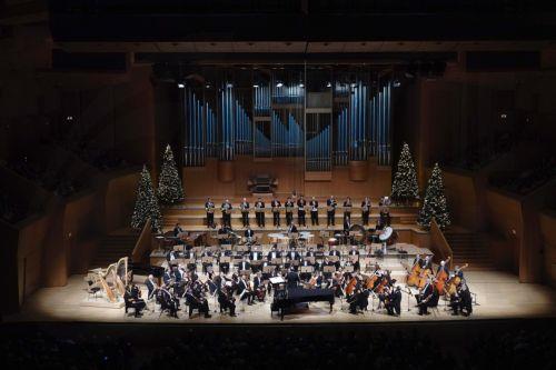 Φωτογραφία που δόθηκε σήμερα στη δημοσιότητα και εικονίζει στιγμιότυπο από το Εορταστικό Γκαλά. Ένας γύρος του κόσμου σε 80 (και κάτι) λεπτά, στο Μέγαρο Μουσικής Αθηνών, την Δευτέρα 29 Δεκεμβρίου 2025. (δημοσιεύεται Παρασκευή 2 Ιανουαρίου 2026). Ο Φιλέας Φογκ έκανε το γύρο του κόσμου σε 80 (+ 1) ημέρες για να κερδίσει ένα στοίχημα. Εναλλακτικά, θα μπορούσε...