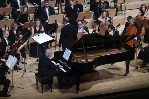 Φωτογραφία που δόθηκε σήμερα στη δημοσιότητα και εικονίζει στιγμιότυπο από το Εορταστικό Γκαλά. Ένας γύρος του κόσμου σε 80 (και κάτι) λεπτά, στο Μέγαρο Μουσικής Αθηνών, την Δευτέρα 29 Δεκεμβρίου 2025. (δημοσιεύεται Παρασκευή 2 Ιανουαρίου 2026). Ο Φιλέας Φογκ έκανε το γύρο του κόσμου σε 80 (+ 1) ημέρες για να κερδίσει ένα στοίχημα. Εναλλακτικά, θα μπορούσε...