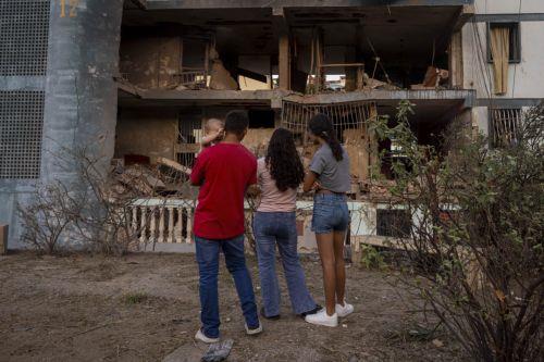 epa12627766 People look at a building damaged by an explosive device, in Catia La Mar, Venezuela, 04 January 2026.  EPA/MIGUEL GUTIÉRREZ