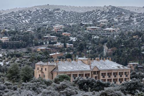 epa12628322 Snow blankets Toledo, Spain, 05 January 2026, after Storm Francis. The city is covered in snow following the powerful storm.  EPA/Angeles Visdomine