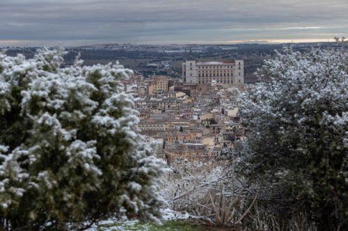 epa12628323 Snow blankets Toledo, Spain, 05 January 2026, after Storm Francis. The city is covered in snow following the powerful storm.  EPA/Angeles Visdomine
