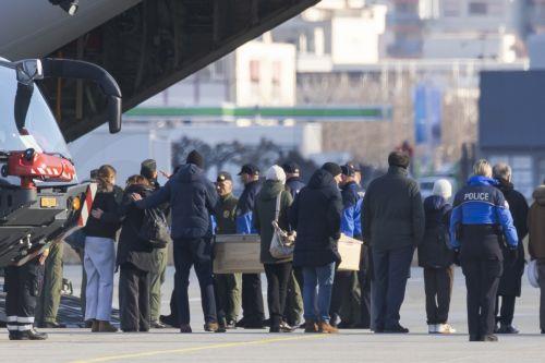 epa12628494 The coffins containing the remains of the Italian victims from the 'Le Constellation' bar are being loaded onto an aircraft of the Italian Air Force (Aeronautica Militare) at Sion Airport in Switzerland, 05 January 2026. Six Italian teenagers who were among the at least 40 dead in the New Years Eve bar fire at the Swiss ski resort of...