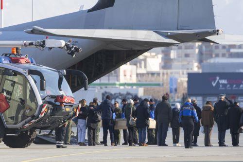 epa12628496 The coffins containing the remains of the Italian victims from the 'Le Constellation' bar are being loaded onto an aircraft of the Italian Air Force (Aeronautica Militare) at Sion Airport in Switzerland, 05 January 2026. Six Italian teenagers who were among the at least 40 dead in the New Years Eve bar fire at the Swiss ski resort of...