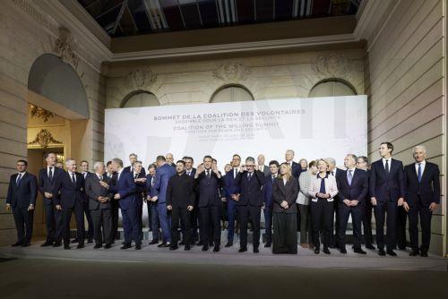 (Ξένη Δημοσίευση) Ο πρωθυπουργός Κυριάκος Μητσοτάκης στην οικογενειακή φωτογραφία στην συνάντηση ηγετών της συμμαχίας των προθύμων για την Ουκρανία, που συγκάλεσε ο Πρόεδρος της Γαλλίας Εμμανουέλ Μακρόν, στο Παρίσι, την Τρίτη 6 Ιανουαρίου 2026. ΑΠΕ-ΜΠΕ/ΓΡΑΦΕΙΟ ΤΥΠΟΥ ΠΡΩΘΥΠΟΥΡΓΟΥ/ΔΗΜΗΤΡΗΣ ΠΑΠΑΜΗΤΣΟΣ