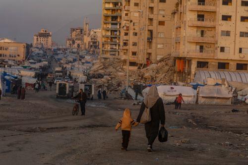 epa12632558 Internally displaced Palestinians move between the ruins of destroyed buildings at Al Rashid road in the west of Gaza City on, 06 January 2026, amid a ceasefire between Israel and Hamas. Around 1.9 million people in Gaza, nearly 90 percent of the population, have been displaced since the Israel-Hamas conflict began in October 2023, according to...