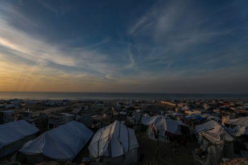 epa12632560 Makeshift tents of displaced Palestinian families next to the beach in the west of Gaza City on, 06 January 2026, amid a ceasefire between Israel and Hamas. Around 1.9 million people in Gaza, nearly 90 percent of the population, have been displaced since the Israel-Hamas conflict began in October 2023, according to the UN.  EPA/MOHAMMED SABER