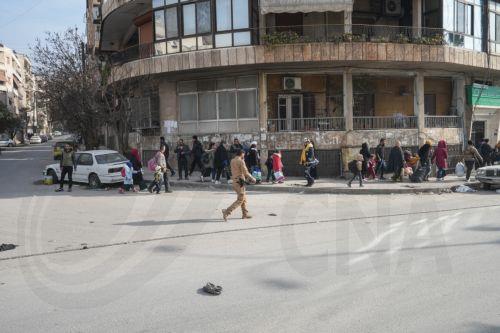 epa12636053 Syrians carrying their belongings flee a neighborhood in Aleppo, northern Syria, 08 January 2026. Thousands of civilians continue to flee the Sheikh Maqsoud and Ashrafieh neighborhoods of Aleppo, three days after deadly clashes erupted between the Syrian government and the Kurdish-led Syrian Democratic Forces (SDF). According to the Directorate...