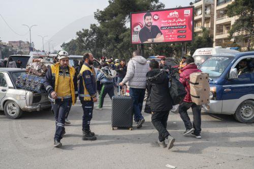 epa12636055 Syrians carrying their belongings flee a neighborhood in Aleppo, northern Syria, 08 January 2026. Thousands of civilians continue to flee the Sheikh Maqsoud and Ashrafieh neighborhoods of Aleppo, three days after deadly clashes erupted between the Syrian government and the Kurdish-led Syrian Democratic Forces (SDF). According to the Directorate...