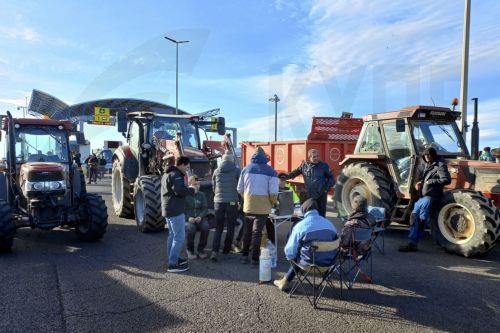 epa12636185 Several farmers block access to the Port of Tarragona to protest against the EU-Mercosur agreement, in Tarragona, Catalonia, northeastern Spain, 08 January 2026.  EPA/JAVIER DIAZ