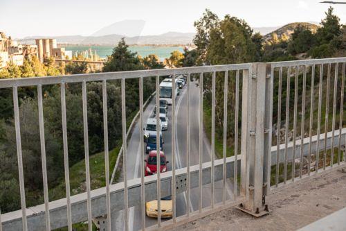 Αγρότες της Ευβοίας με τα τρακτέρ τους έχουν προχωρήσει σε αποκλεισμό και των δύο ρευμάτων κυκλοφορίας στην Υψηλή Γέφυρα της Χαλκίδας, στο πλαίσιο των αγροτικών κινητοποιήσεων, Πέμπτη 8 Ιανουαρίου 2026. Η κίνηση γίνεται από παράδρομους ενώ οι εργαζόμενοι που δουλεύουν εκτός Εύβοιας αναγκάζονται να περνάνε τη γέφυρα πεζοί.  ΑΠΕ-ΜΠΕ-ΑΠΕ-ΜΠΕ/Βασίλης...