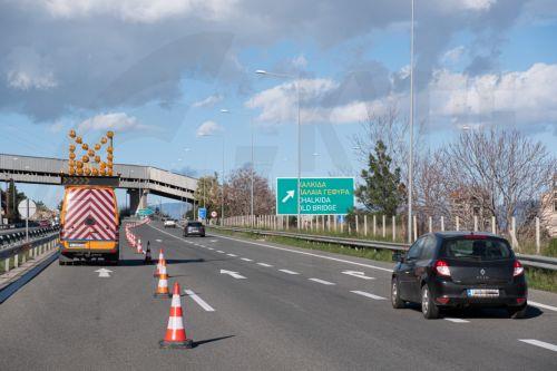 Αγρότες της Ευβοίας με τα τρακτέρ τους έχουν προχωρήσει σε αποκλεισμό και των δύο ρευμάτων κυκλοφορίας στην Υψηλή Γέφυρα της Χαλκίδας, στο πλαίσιο των αγροτικών κινητοποιήσεων, Πέμπτη 8 Ιανουαρίου 2026. Η κίνηση γίνεται από παράδρομους ενώ οι εργαζόμενοι που δουλεύουν εκτός Εύβοιας αναγκάζονται να περνάνε τη γέφυρα πεζοί.  ΑΠΕ-ΜΠΕ-ΑΠΕ-ΜΠΕ/Βασίλης...