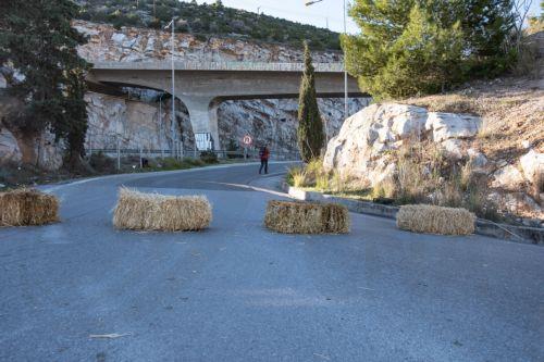 Αγρότες της Ευβοίας με τα τρακτέρ τους έχουν προχωρήσει σε αποκλεισμό και των δύο ρευμάτων κυκλοφορίας στην Υψηλή Γέφυρα της Χαλκίδας, στο πλαίσιο των αγροτικών κινητοποιήσεων, Πέμπτη 8 Ιανουαρίου 2026. Η κίνηση γίνεται από παράδρομους ενώ οι εργαζόμενοι που δουλεύουν εκτός Εύβοιας αναγκάζονται να περνάνε τη γέφυρα πεζοί.  ΑΠΕ-ΜΠΕ-ΑΠΕ-ΜΠΕ/Βασίλης...