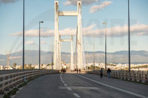 Αγρότες της Ευβοίας με τα τρακτέρ τους έχουν προχωρήσει σε αποκλεισμό και των δύο ρευμάτων κυκλοφορίας στην Υψηλή Γέφυρα της Χαλκίδας, στο πλαίσιο των αγροτικών κινητοποιήσεων, Πέμπτη 8 Ιανουαρίου 2026. Η κίνηση γίνεται από παράδρομους ενώ οι εργαζόμενοι που δουλεύουν εκτός Εύβοιας αναγκάζονται να περνάνε τη γέφυρα πεζοί.  ΑΠΕ-ΜΠΕ-ΑΠΕ-ΜΠΕ/Βασίλης...