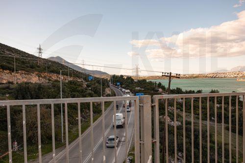 Αγρότες της Ευβοίας με τα τρακτέρ τους έχουν προχωρήσει σε αποκλεισμό και των δύο ρευμάτων κυκλοφορίας στην Υψηλή Γέφυρα της Χαλκίδας, στο πλαίσιο των αγροτικών κινητοποιήσεων, Πέμπτη 8 Ιανουαρίου 2026. Η κίνηση γίνεται από παράδρομους ενώ οι εργαζόμενοι που δουλεύουν εκτός Εύβοιας αναγκάζονται να περνάνε τη γέφυρα πεζοί.  ΑΠΕ-ΜΠΕ-ΑΠΕ-ΜΠΕ/Βασίλης...