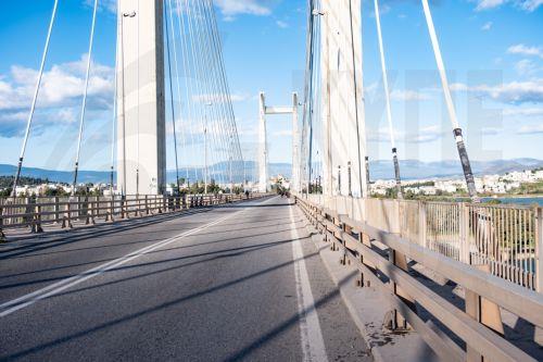 Αγρότες της Ευβοίας με τα τρακτέρ τους έχουν προχωρήσει σε αποκλεισμό και των δύο ρευμάτων κυκλοφορίας στην Υψηλή Γέφυρα της Χαλκίδας, στο πλαίσιο των αγροτικών κινητοποιήσεων, Πέμπτη 8 Ιανουαρίου 2026. Η κίνηση γίνεται από παράδρομους ενώ οι εργαζόμενοι που δουλεύουν εκτός Εύβοιας αναγκάζονται να περνάνε τη γέφυρα πεζοί.  ΑΠΕ-ΜΠΕ-ΑΠΕ-ΜΠΕ/Βασίλης...