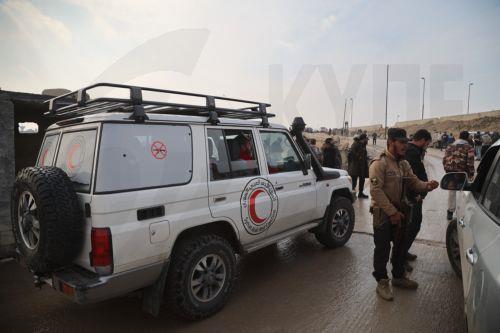 epa12637787 A Syrian Red Crescent vehicle waits before an evacuation of Kurdish-led Syrian Democratic Forces (SDF) fighters from Aleppo, northern Syria, 09 January 2026. The Syrian Ministry of Defense announced a ceasefire agreement in the neighborhoods of Sheikh Maqsoud, Ashrafieh, and Bani Zaid of Aleppo allowing the withdrawal of members of the SDF...