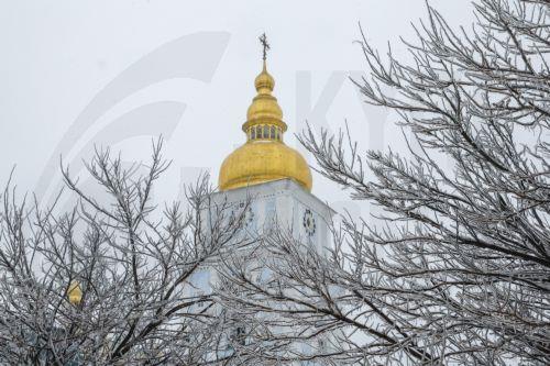 epa12639143 Ice-covered branches are seen afterthe night's ice-rain and hard frost that followed it in Kyiv, Ukraine, 09 January 2026, amid the ongoing Russian invasion. The Ukrainian capital faces hard electricity and heating cut-offs due to the massive combined drone and missile attacks as freezing temperatures of up to minus 25 degrees Celsius are...