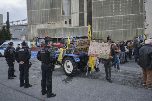 epa12644675 The gendarmerie intervened during a farmers protest against the Mercosur agreement and culling of livestock in Bayonne, Boucau, Pyrenees-Atlantiques, France, 12 January 2026. The police intervention is intended to prevent traffic paralysis and ensure the safety of emergency services, following prolonged blockades of the A63 motorway by the...