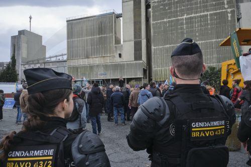 epa12644678 The gendarmerie intervened during a farmers protest against the Mercosur agreement and culling of livestock in Bayonne, Boucau, Pyrenees-Atlantiques, France, 12 January 2026. The police intervention is intended to prevent traffic paralysis and ensure the safety of emergency services, following prolonged blockades of the A63 motorway by the...