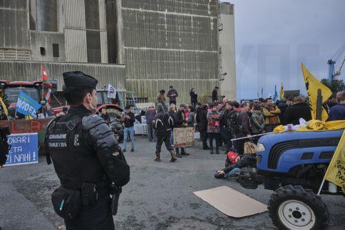 epa12644682 The gendarmerie intervened during a farmers protest against the Mercosur agreement and culling of livestock in Bayonne, Boucau, Pyrenees-Atlantiques, France, 12 January 2026. The police intervention is intended to prevent traffic paralysis and ensure the safety of emergency services, following prolonged blockades of the A63 motorway by the...