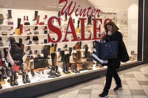 Κόσμος πραγματοποιεί αγορές στον πεζόδρομο της Ερμού στην Αθήνα, Δευτέρα 12 Ιανουαρίου 2026. Ξεκίνησαν σήμερα οι χειμερινές εκπτώσεις και θα διαρκέσουν έως και την Παρασκευή 27 Φεβρουαρίου. ΑΠΕ-ΜΠΕ/ΑΠΕ-ΜΠΕ/ΓΙΩΡΓΟΣ ΒΙΤΣΑΡΑΣ