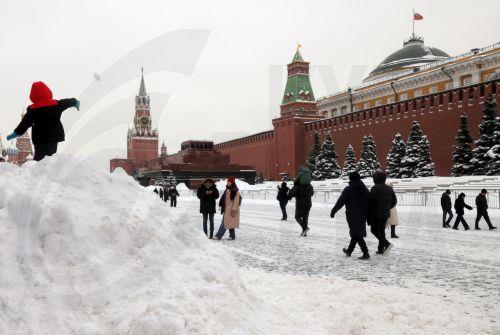 epa12644762 People walk in Red Square after heavy snowfall in Moscow, Russia, 12 January 2026. Balkan cyclone Frances brought the heaviest snowfall the region has experienced in 70 years.  EPA/MAXIM SHIPENKOV