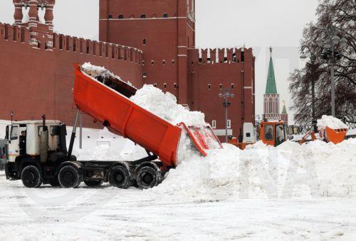 epa12644765 Municipal workers on snow plow machines collect snow near the Kremlin after heavy snowfall in Moscow, Russia, 12 January 2026. Balkan cyclone Frances brought the heaviest snowfall the region has experienced in 70 years.  EPA/MAXIM SHIPENKOV