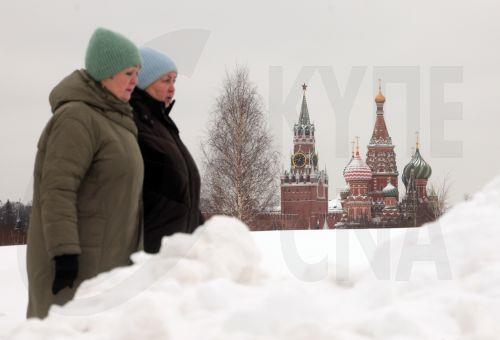 epa12644764 People walk at Zaryadye Park near the Kremlin after heavy snowfall in Moscow, Russia, 12 January 2026. Balkan cyclone Frances brought the heaviest snowfall the region has experienced in 70 years.  EPA/MAXIM SHIPENKOV