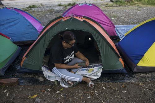 epa12649923 A relative of a political prisoner waits in a tent in front of the Rodeo I prison in Zamora, Miranda state, Venezuela, 14 January 2026. Venezuela's interim president Delcy Rodriguez stated that 406 political prisoners have been released since December, while NGOs dispute the claim and say the process is marked by delays.  EPA/Boris Vergara