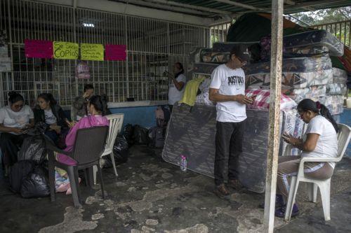 epa12649924 Relatives of political prisoners wait outside Rodeo I prison in Zamora, Miranda state, Venezuela, 14 January 2026. Venezuela's interim president Delcy Rodriguez stated that 406 political prisoners have been released since December, while NGOs dispute the claim and say the process is marked by delays.  EPA/Boris Vergara