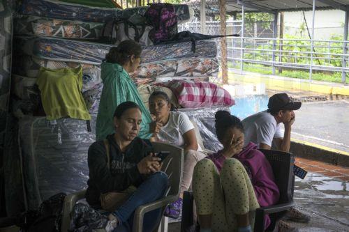 epa12649925 Relatives of political prisoners wait outside Rodeo I prison in Zamora, Miranda state, Venezuela, 14 January 2026. Venezuela's interim president Delcy Rodriguez stated that 406 political prisoners have been released since December, while NGOs dispute the claim and say the process is marked by delays.  EPA/Boris Vergara