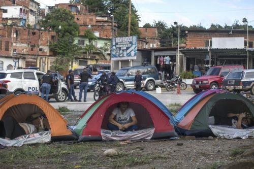 epa12649926 Relatives of political prisoners wait in tents outside the Rodeo I prison in Zamora, Miranda state, Venezuela, 14 January 2026. Venezuela's interim president Delcy Rodriguez stated that 406 political prisoners have been released since December, while NGOs dispute the claim and say the process is marked by delays.  EPA/Boris Vergara