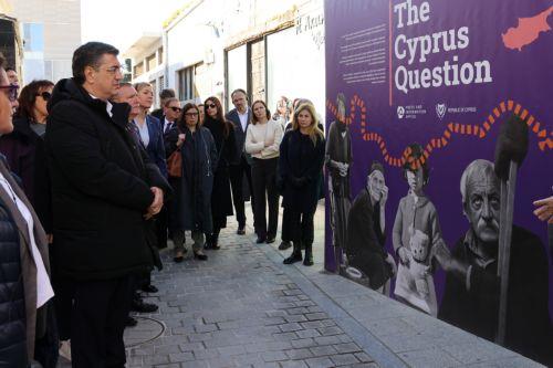 Το Σώμα των Επιτρόπων, συνοδευόμενοι από μέλη του Υπουργικού Συμβουλίου και τη Διευθύντρια του Γραφείου Τύπου και Πληροφοριών (ΓΤΠ) κα Αλίκη Στυλιανού, σε επίσκεψη στην περιπατητική έκθεση φωτογραφίας του ΓΤΠ «Το Κυπριακό Ζήτημα», στο πλαίσιο περιήγησης κατά μήκος μέρους της Πράσινης Γραμμής.