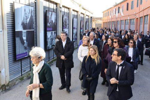 Το Σώμα των Επιτρόπων, συνοδευόμενοι από μέλη του Υπουργικού Συμβουλίου και τη Διευθύντρια του Γραφείου Τύπου και Πληροφοριών (ΓΤΠ) κα Αλίκη Στυλιανού, σε επίσκεψη στην περιπατητική έκθεση φωτογραφίας του ΓΤΠ «Το Κυπριακό Ζήτημα», στο πλαίσιο περιήγησης κατά μήκος μέρους της Πράσινης Γραμμής.