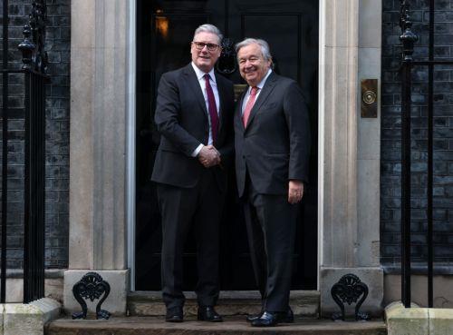 epa12653775 British Prime Minister Keir Starmer (L) welcomes Secretary-General of the United Nations Antonio Guterres to 10 Downing Street in London, Britain, 16 January 2026.  EPA/ANDY RAIN