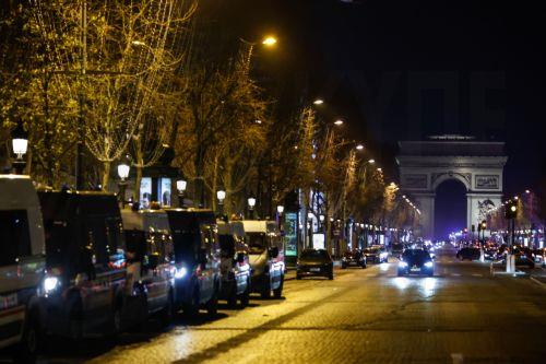 epa12660031 French police secure the Champs-Elysees near the Arc de Triomphe during the Morocco–Senegal match in the African Cup final, in Paris, France, 18 January 2026.
French authorities banned football fan gatherings on the Champs-Elysees in Paris during the Africa Cup of Nations final.  EPA/Mohammed Badra