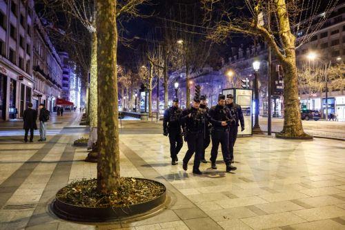 epa12660021 French police secure the Champs-Elysees near the Arc de Triomphe during the Morocco–Senegal match in the African Cup final, in Paris, France, 18 January 2026.
French authorities banned football fan gatherings on the Champs-Elysees in Paris during the Africa Cup of Nations final.  EPA/Mohammed Badra